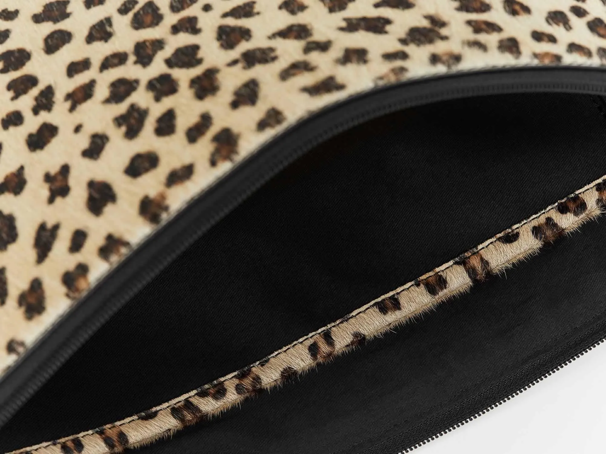 ASHTON - Pochette à ordinateur écrue en cuir façon poulain à motif léopard