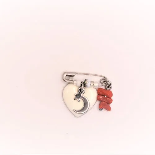 Broche naissance cœur porte-bonheur corail