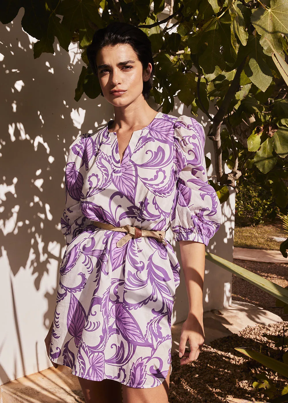 Robe courte violette en voile de coton imprimé