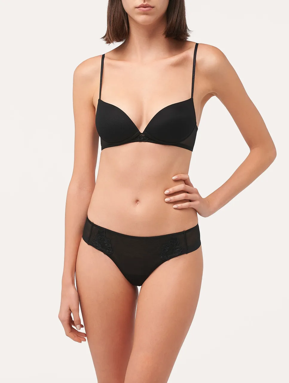 String en noir avec tulle stretch