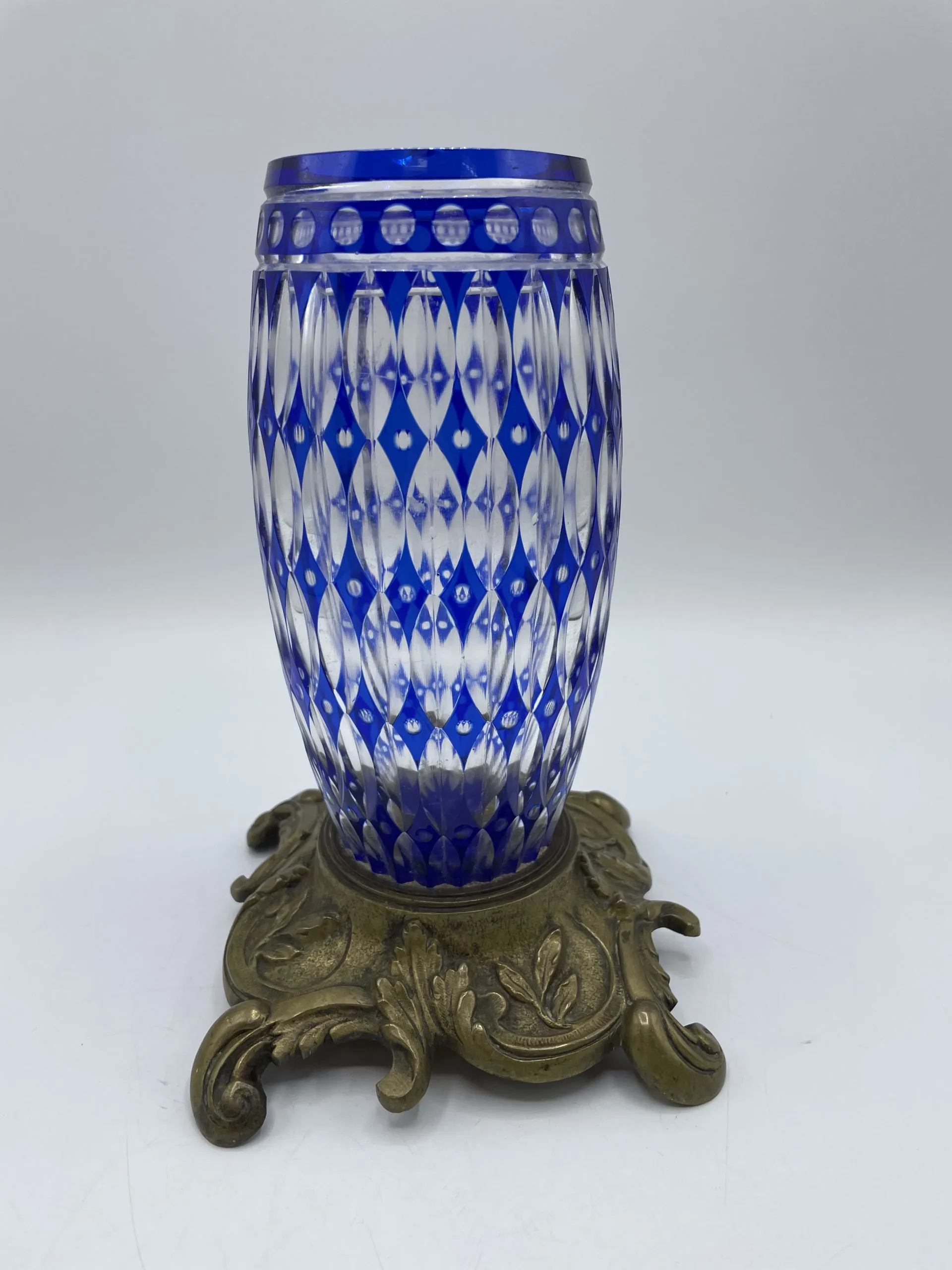 Vase en verre bleu et pied laiton façon cristal Saint Louis - Ressourcerie Histoires Sans Fin